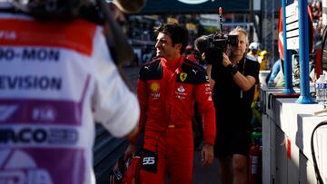 Carlos Sainz, en el pit-lane de Mónaco tras su accidente.