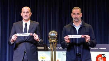 GRAFCAT5106. BADALONA (BARCELONA), 23/01/2023.- El director deportivo del Real Madrid de baloncesto, Alberto Herreros, posa con el director general del Valencia Basquet, Enric Carbonell (d), durante el sorteo de los emparejamientos de la Copa del Rey de baloncesto que se disputará entre el 16 y el 19 de febrero en Badalona (Barcelona). EFE/Alejandro García
