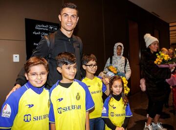 Cristiano Ronaldo ya est¨¢ en Arabia Saud¨ª. El portugu¨¦s ser¨¢ presentado en el d¨ªa de hoy con su nuevo equipo y cientos de aficionados le han esperado en su aterrizaje en su nuevo pa¨ªs.