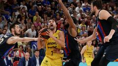 El escolta del Lenovo Tenerife Jaime Fernández entra a canasta ante Nikola Kalinic y Cory Higgins, del Barça.