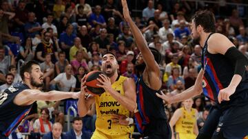 El escolta del Lenovo Tenerife Jaime Fernández entra a canasta ante Nikola Kalinic y Cory Higgins, del Barça.