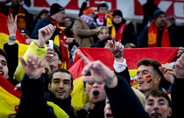 Aficionados de la selección española en el estadio Uleeval en Oslo.