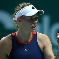 Wozniacki battles through knee complaint to down Kvitova