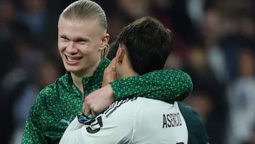 Manchester City's Norwegian striker #09 Erling Haaland (C) greerts Real Madrid's Spanish forward #16 Gonzalo Garcia and Real Madrid's Spanish defender #17 Raul Asencio after the UEFA Champions League league phase day 6 football match between Real Madrid CF and Manchester City at Santiago Bernabeu Stadium in Madrid on December 10, 2025. (Photo by Thomas COEX / AFP)