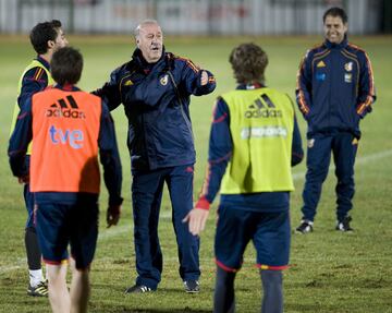 Vicente del Bosque se mantenía con los pies en el suelo antes de medirse a los portugueses: “Se puede decir que hemos cumplido con un mínimo exigible, pero somos ambiciosos e inconformistas. Ante Portugal, que no es un partido España-Cristiano porque ellos son un buen equipo, es una eliminatoria en la que hay ilusión, pero pase lo que pase, España tiene una buena generación. No habrá ninguna revolución si caemos eliminados…”.