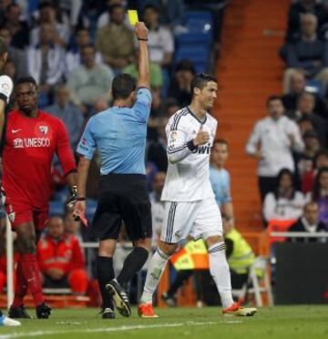 El arbitro Gil Manzano muestra tarjeta amarilla a Cristiano Ronaldo.