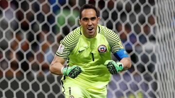 Claudio Bravo ataj&oacute; tres penales y logr&oacute; el desnivel ante Portugal tras una igualdad sin goles, para as&iacute; dejar a la Roja en la final del torneo.