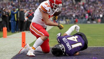 Travis Kelce took matters into his own hands, moving Justin Tucker’s stuff, so QB Mahomes could warm up.