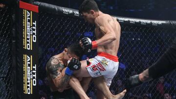 Alejandro 'Gallito' Flores golpea a Marco Antonio Elpidio.