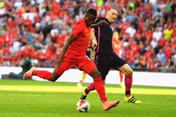 Origi marca el tercer gol del Liverpool.