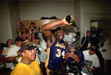 Los Angeles Lakers fue su segundo equipo. En él estuvo de 1996 hasta 2004 y consiguió los mayores éxitos de su carrera.
Celebración de su segundo anillo, en 2001.
