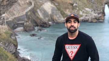 Esteban Salinas juega Handball en España, donde el coronavirus ha golpeado muy fuerte. En cuarentena, él hace las compras de sus vecinos para que no se expongan.