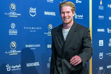 El centrocampista belga del Manchester City Kevin De Bruyne llega a la ceremonia de los premios Globe Soccer Awards en Dubai.