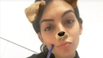 Selfi de Georgina Rodr&iacute;guez en clase sujetando un bol&iacute;grafo y con divertidos filtros en la cara