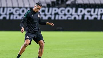Rogelio Funes Mori durante un calentamiento con la Selección Mexicana