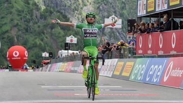Einer Rubio celebra la victoria de etapa conseguida en el Giro Sub 23.