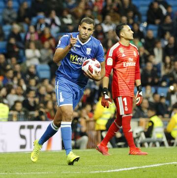 El jugador del Melilla Yacine Qasmi celebra el 5-1 al Real Madrid.