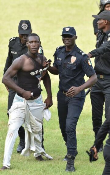 El público invadió el estadio Felix Houphouet-Boigny tras el encuentro de clasificación para la Copa Africana entre Costa de Marfil y Camerún.