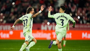Los jugadores de Las Palmas, Alberto Moleiro (d) y el portugués Fabio Silva, celebran el primer gol del equipo canario durante el encuentro correspondiente a la jornada 22 de Laliga EA Sports que disputan hoy lunes Girona y Las Palmas en el estadio de Montilivi, en Girona.