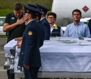 El cortejo fúnebre salió del aeropuerto Olaya Herrera y dejó una estela de tristeza y vacío por las calles de Medellín en donde dieron el último adiós a los campeones del Chapecoense, los campeones de la prensa y los campeones de la tripulación. ¡Que tengan buen viaje amigos!