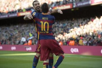 Celebración de los protagonistas del primer gol del Barcelona ante el Granada: Turán y Messi.
