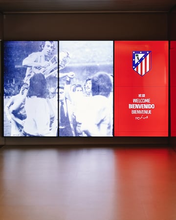 El escudo ya da la bienvenido a todo aficionado rojiblanco que se acerque al estadio.