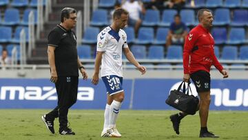 Paco Monta&ntilde;&eacute;s, en el momento que tuvo que ser sustituido durante el partido contra el Lugo.