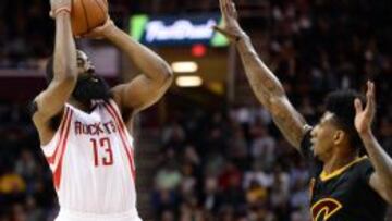 James Harden lanza ante Iman Shumpert.
