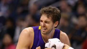 Pau Gasol sufrió un corte que le hizo sangrar en el segundo tiempo del partido.