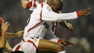 <strong>DERROTA.</strong> El Sevilla rompió la buena racha del Athletic en San Mamés.