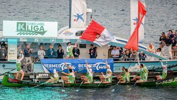 Bermeo (Bizkaia), 17/09/2022.- La tripulación de Hondarribia celebra ser la ganadora de XL Ikurriña de Bermeo, que recortó a dos puntos su desventaja respecto al líder Bermeo Urdaibai por lo que la Liga Eusko Label, la liga de traineras más importante, que se decidirá en la última regata que se disputará mañana, domingo, en la ría a la altura de Portugalete.- EFE/Javier Zorrilla
