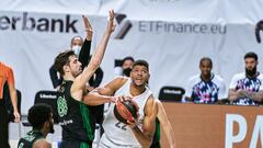 MADRID, SPAIN - APRIL 18: Walter Tavares of Real Madrid fight with Ante Tomic of Club Joventut de Badalona during the Liga ACB match between Real Madrid and Club Joventut de Badalona at Wizink Center on April 18, 2021 in Madrid, Spain. (Photo by Sonia Canada/Getty Images)