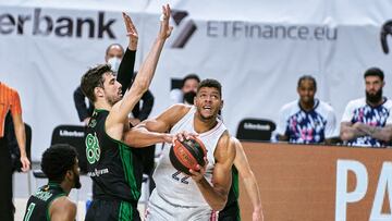 MADRID, SPAIN - APRIL 18: Walter Tavares of Real Madrid fight with Ante Tomic of Club Joventut de Badalona during the Liga ACB match between Real Madrid and Club Joventut de Badalona at Wizink Center on April 18, 2021 in Madrid, Spain. (Photo by Sonia Canada/Getty Images)