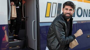 Diego Costa, sonriente tras salir del bus en una comida del Atl&eacute;tico.