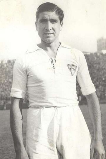 Debuta con el Betis en 1941, equipo con el que juega cuatro temporadas ganando una liga en Segunda División. En 1945 ficha por el Sevilla donde permanecerá hasta 1952, en este periodo ganó una liga en Primera División y una Copa del Rey.