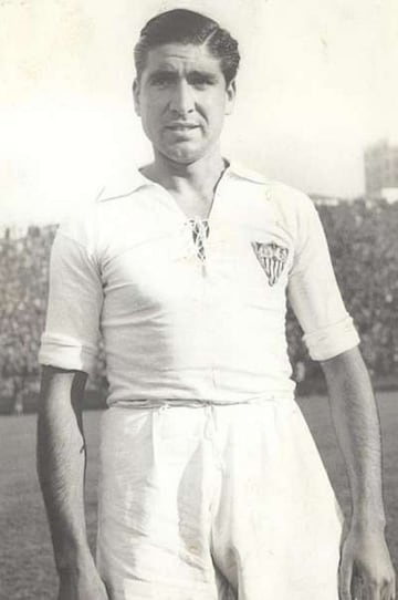 Debuta con el Betis en 1941, equipo con el que juega cuatro temporadas ganando una liga en Segunda Divisi車n. En 1945 ficha por el Sevilla donde permanecer芍 hasta 1952, en este periodo gan車 una liga en Primera Divisi車n y una Copa del Rey.