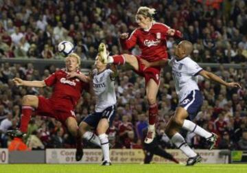 Con el Liverpool, marcándole un gol al Aston Vila.