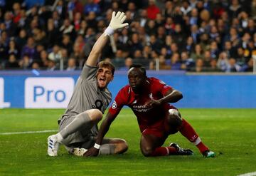 0-1. Iker Casillas no pudo impedir el primer gol de Sadio Mané. La jugada fue revisada por el VAR.