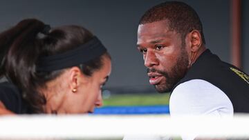 MEX6316. CIUDAD DE MÉXICO (MÉXICO), 22/08/2024.- El boxeador estadounidense Floyd Mayweather participa en un entrenamiento este jueves, en Ciudad de México (México). Mayweather elogió en un entrenamiento público en el poniente de Ciudad de México, el "pedigrí" de los boxeadores mexicanos. EFE/Madla Hartz