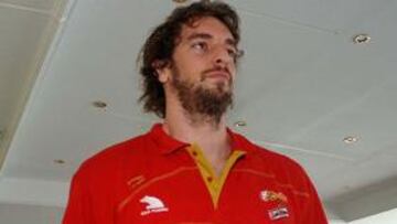 <b>APURARÁ.</b> El pívot de la selección nacional de baloncesto Pau Gasol, lesionado en un dedo de la mano izquierda y que tuvo que ser intervenido, ha asegurado hoy: "mi firme voluntad quedarme con mis compañeros para apurar todas las opciones para llegar al Europeo"