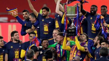 GRAF6779. SEVILLA, 17/04/2021.- Los jugadores del FC Barcelona posan con el trofeo de campeones tras la final de la Copa del Rey que Athletic de Bilbao y FC Barcelona disputaron hoy sábado en el estadio de La Cartuja, en Sevilla. EFE/ Julio Mu&ntil