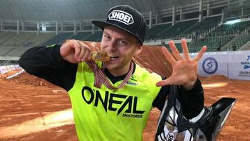 El pilot de FMX de Albacete enseña la mano para presumir de los 5 títulos de campeón del mundo FIM.