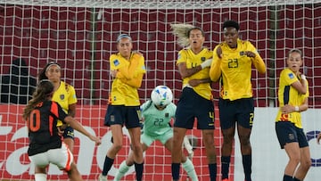 AMDEP8261. QUITO (ECUADOR), 28/10/2025.- Leicy Santos (i) de Colombia patea el balón este martes, en un partido de la Liga de Naciones entre Ecuador y Colombia en el estadio Rodrigo Paz Delgado, en Quito (Ecuador). EFE/ Vicente Costales