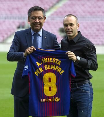 El acto de renovación de por vida de Iniesta con el Barça