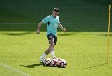 Roberto ensayando para aumentar su cuenta de goles.