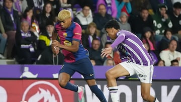 VALLADOLID, 03/05/2025.- El defensa del Valladolid Adam Aznou pelea un balón ante el delantero del Barcelona Lamine Yamal (i) durante el partido de LaLiga EA Sports que Real Valladolid y FC Barcelona disputan este sábado en el estadio José Zorrilla. EFE/R. García