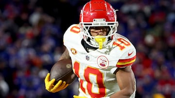 ORCHARD PARK, NEW YORK - JANUARY 21: Isiah Pacheco #10 of the Kansas City Chiefs runs the ball after makes a catch against the Buffalo Bills during the third quarter in the AFC Divisional Playoff game at Highmark Stadium on January 21, 2024 in Orchard Park, New York.   Timothy T Ludwig/Getty Images/AFP (Photo by Timothy T Ludwig / GETTY IMAGES NORTH AMERICA / Getty Images via AFP)