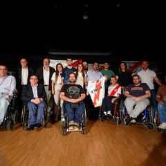 Óscar Valentín e Isi arropan a DiscapRayo en su presentación