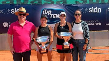 Las tenistas María José Luque e Irene Basalo posan con los trofeos de campeona y subcampeona del I Torneo IBP Femenino Club de Campo del Circuito IBP Tenis.