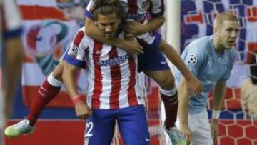 Koke se sube a la espalda de Cerci, autor del quinto gol del Atlético.